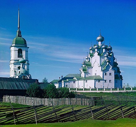 Wooden churches in Kizhi and Vytegra have as many as twenty-five onion domes