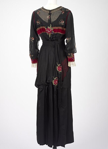 File:1912 French dress, black silk and panné velvet, beads, chenille and metallic embroidery 02.jpg