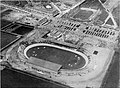 El Estadio Olímpico terminado junto al Old Stadion al fondo.