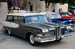 1958 Edsel Villager - Kuusenvihreä metalliväri ja valkoinen (2016) .jpg