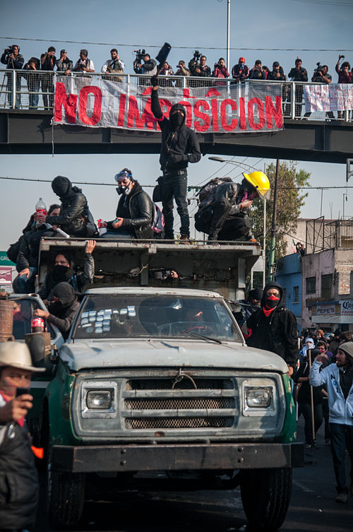 Manifestantes durante a toma de protesta de Enrique Peña Nieto, no cerco de San Lázaro.