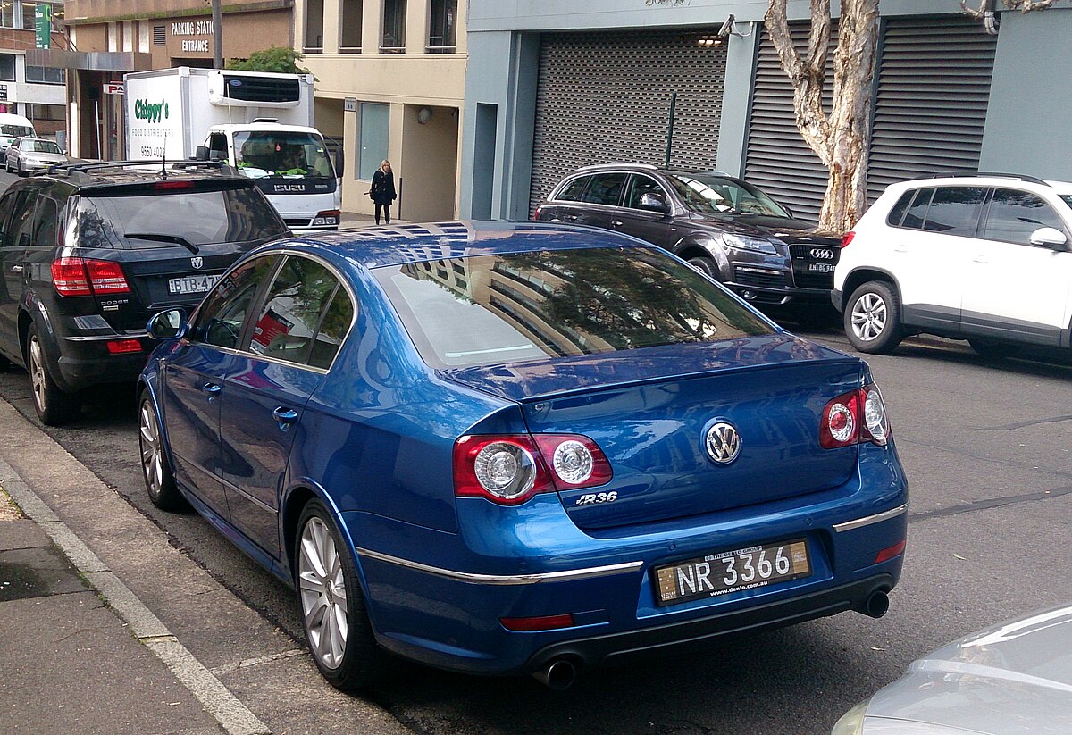 File:2008-2010 Volkswagen Passat (3C) R36 4MOTION sedan (2013-07