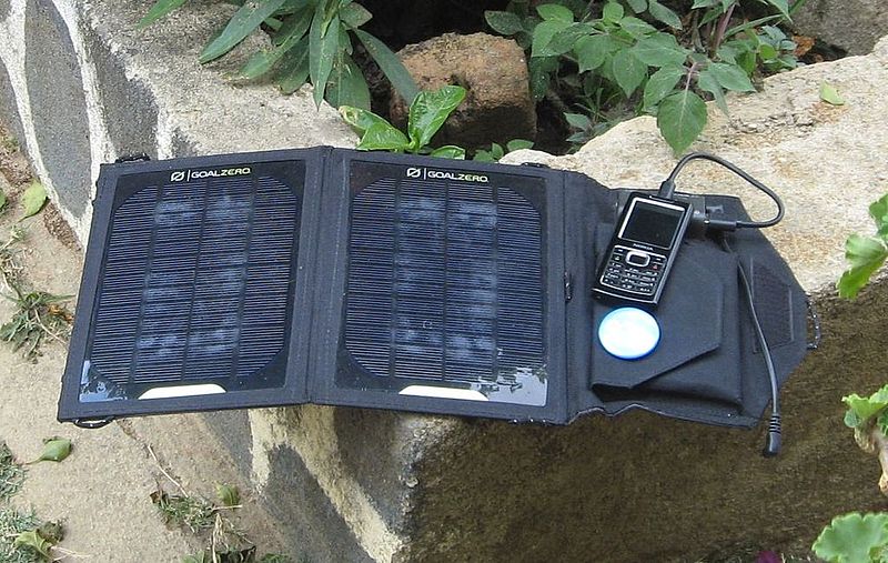 File:2014-Okt Solarmodul Nomad7 und Nokia-Telefon.jpg