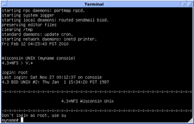 Simulatie van een 4.3 BSD-inlogscherm op VAX-11/780 (University of Wisconsin): we kunnen "4.3 BSD UNIX" en "4.3 + NFS" lezen.