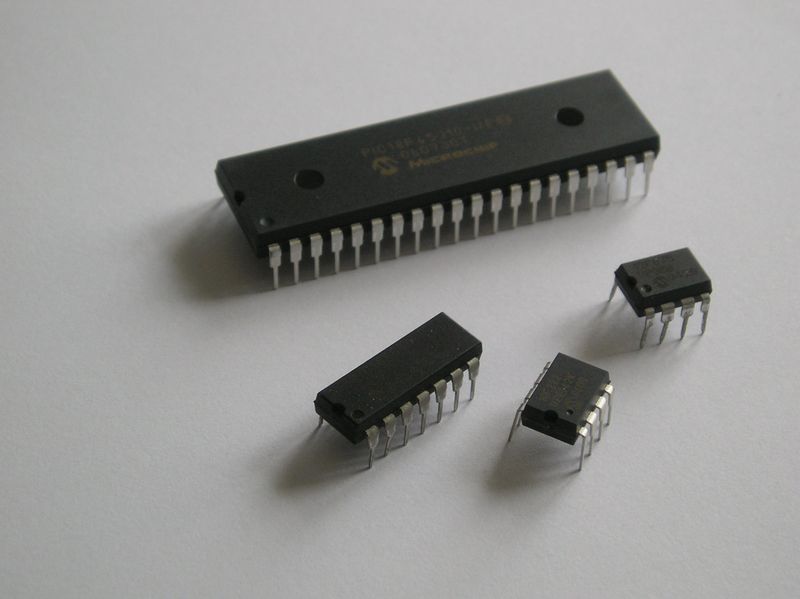 Apariencia externa de un microcontrolador 16F628A, aunque todos son idénticos los diferencia el número de terminales (patillas, pines) y el serial estampado en su empaque