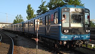 Train avec voiture de tête de type 81-717 au dépôt 5.