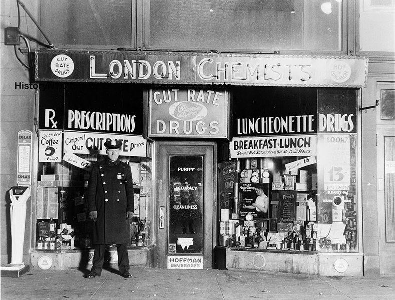 File:A New York City police officer standing in front of the drugstore where gangster Vincent Coll was murdered..jpg