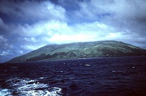 Las nubes cubren la cumpre de Agrigán, el más alto de los volcanes de las islas Marianas, vista desde el sur de la isla.