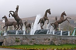 セルダルの噴水を囲むアハルテケの像