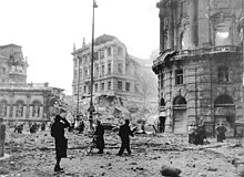 Der Albertinaplatz mit Blick auf die Albertina und den in der Folge abgerissenen Philipphof (rechts) nach dem Bombentreffer vom 12. März 1945