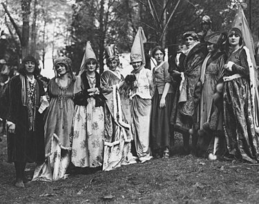 The cast of the 1917 theatrical production at Huntington, New York American Red Cross Pageant, Huntington, L.I., New York - 1917 - NARA - 20802268 (cropped).jpg