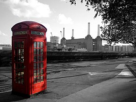 Battersea Power Station en Britse telefooncel, beide ontworpen door Sir Giles Gilbert Scott