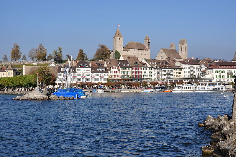 File:Ansicht vom Seedamm auf Hafen, Seequai und Fischmarktplatz in Rapperswil, im Hintergrund der Lindenhof, Schloss & Stadtpfarrkirche St. Johann 2011-10-23 14-53-54.jpg