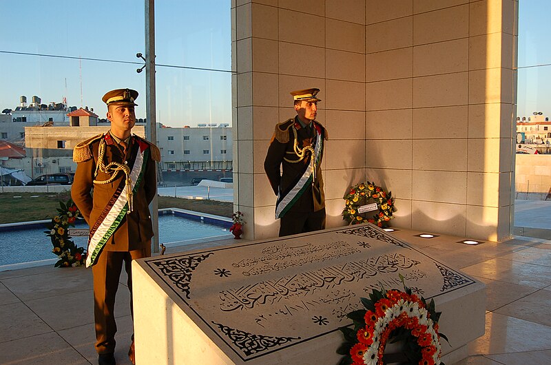 File:Arafat's grave.jpg