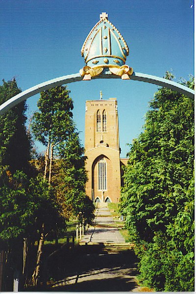 File:Arch and Cathedral Steps, Guildford. - geograph.org.uk - 116666.jpg