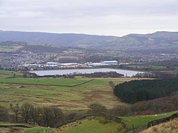 Bild eines Reservoirs, umgeben von Feldern und Hügeln