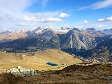 Blick über den Speichersee Hintere Hütte auf den Tschuggen