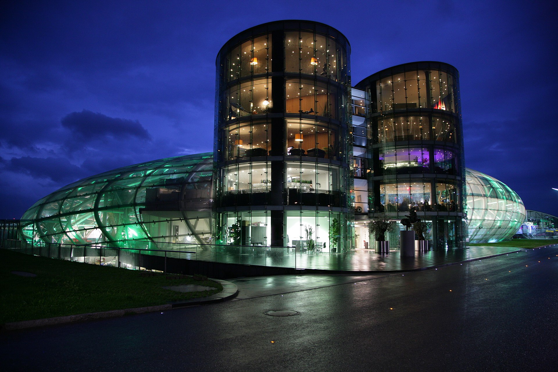 1920px-Aussenansicht_red_bull_hangar-7_nacht.jpg