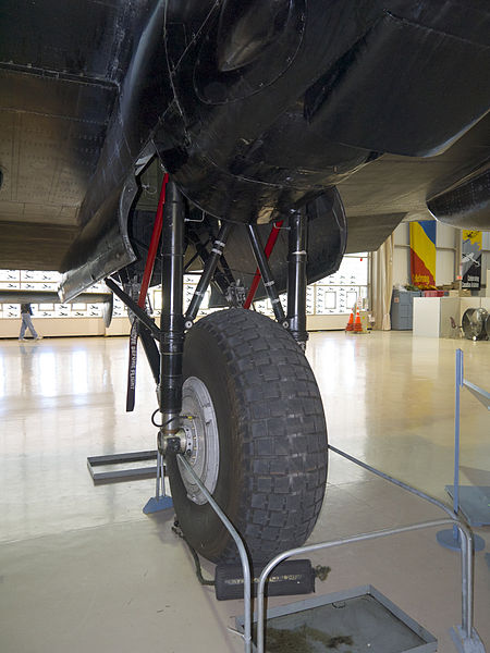 File:Avro Lancaster FM213 undercarriage CWHM p13.jpg