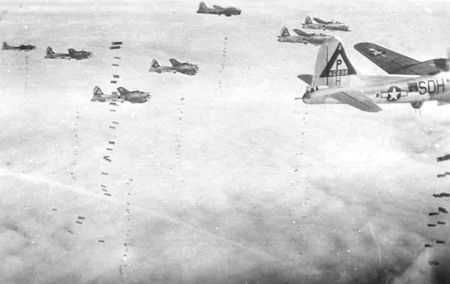 Tập tin:B-17G formation on bomb run.jpg