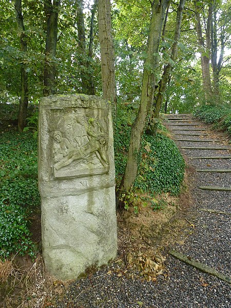 File:Balinghem (Pas-de-Calais) parc du chemin de croix, station 11.JPG