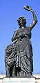 Farbige Untersicht auf eine weibliche Figur in griechischem Stil mit einem Löwen an der linken Seite. Die Figur drückt mit ihrer rechten Hand ein Schwert an ihre Brust und hält mit ihrer linken Hand einen Lorbeerkranz über ihr Haupt.