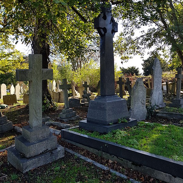 File:Beckenham Cemetery 20181022 134529 (31621412478).jpg