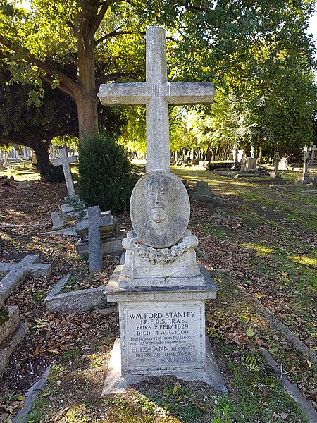 File:Beckenham Cemetery 20181022 134846 (45494331581).jpg