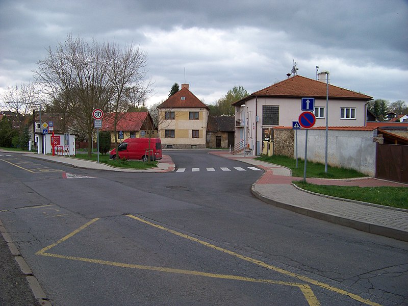 File:Benice, autobusová otočka.jpg