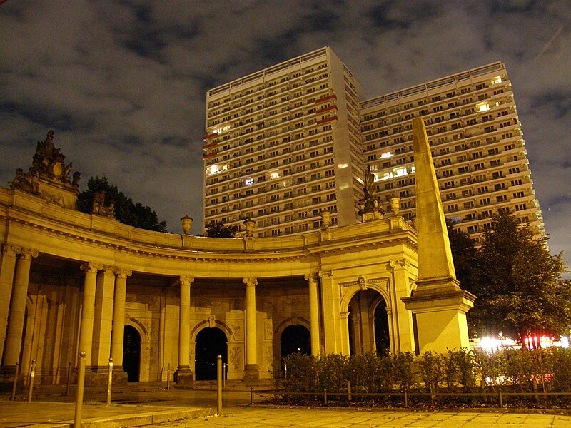 File:Berlin Dönhoffplatz mit Spittelkolonnaden + Meilenstein-Obelisk.JPG