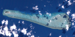 Bet Reef med Bet Island i väster (Landsat-bild)