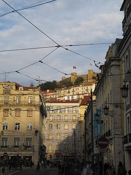 File:Blick auf Castelo de São Jorge (13985605776).jpg