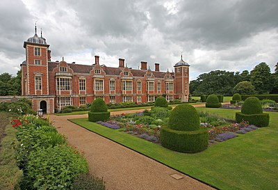 Hall england. Замок Бликлинг-Холл, Норфолк. Замок Бликлинг Холл Англия. Поместья Бликлинг Холл. Норфолк (графство в Англии).