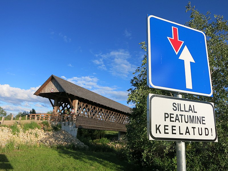 File:Blue sky staircase.JPG