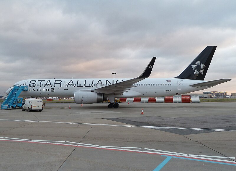 File:Boeing 757-200 (United Airlines) (5368612976).jpg