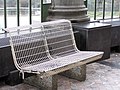 Un banc dans la rotonde.