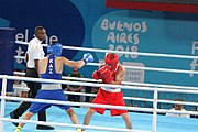 Deutsch: Boxen bei den Olympischen Jugendspielen 2018 Tag 12, 18. Oktober 2018 - Finale im Leichten Weltergewicht Jungen – Ilia Popov (Russland, rot) schlägt Talgat Shaiken (Kasachstan, blau) 4-1; Ringrichter ist James Beckles (Trinidad und Tobago). English: Boxing at the 2018 Summer Youth Olympics on 18 October 2018 – Final Light Welterweight Boys Bout - Ilia Popov (Rusia, rojo) supera a Talgat Shaiken (Kazajstán, azul) 4-1; Referee is James Beckles (Trinidad and Tobago). Español: Boxeo en los Juegos Olímpicos Juveniles de Verano de 2018 en 18 de octubre de 2018 - Chicos de peso welter ligero final: Ilia Popov (Uzbekistán, roja) le gana a Talgat Shaiken (Egipto, azul) 4-1; El árbitro es James Beckles (Trinidad y Tobago).