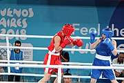 Deutsch: Boxen bei den Olympischen Jugendspielen 2018 Tag 12, 18. Oktober 2018 - Finale Leichtgewicht Mädchen – Oriana Saputo (Argentinien, blau) schlägt Emma Lawson (Australien, rot) 5-0; Ringrichter ist José Romero (Spanien). English: Boxing at the 2018 Summer Youth Olympics on 18 October 2018 – Girls' lightweight Bronze Medal Bout – Oriana Saputo (Argentina, blue) wins over Emma Lawson (Australie, red) 5-0; Referee is José Romero (Spain). Español: Boxeo en los Juegos Olímpicos Juveniles de Verano de 2018 en 18 de octubre de 2018 - Combate de medalla de bronce de las niñas: Oriana Saputo (Argentina, azul) gana a Emma Lawson (Australie, roja) 5-0; Árbitro es José Romero (España).