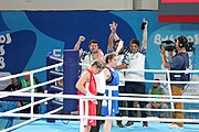 Deutsch: Boxen bei den Olympischen Jugendspielen 2018 Tag 12, 18. Oktober 2018 - Finale Leichtgewicht Mädchen – Oriana Saputo (Argentinien, blau) schlägt Emma Lawson (Australien, rot) 5-0; Ringrichter ist José Romero (Spanien). English: Boxing at the 2018 Summer Youth Olympics on 18 October 2018 – Girls' lightweight Bronze Medal Bout – Oriana Saputo (Argentina, blue) wins over Emma Lawson (Australie, red) 5-0; Referee is José Romero (Spain). Español: Boxeo en los Juegos Olímpicos Juveniles de Verano de 2018 en 18 de octubre de 2018 - Combate de medalla de bronce de las niñas: Oriana Saputo (Argentina, azul) gana a Emma Lawson (Australie, roja) 5-0; Árbitro es José Romero (España).