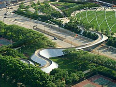 BP Pedestrian Bridge jembatan boks girder tertutup di Millennium Park, Chicago.