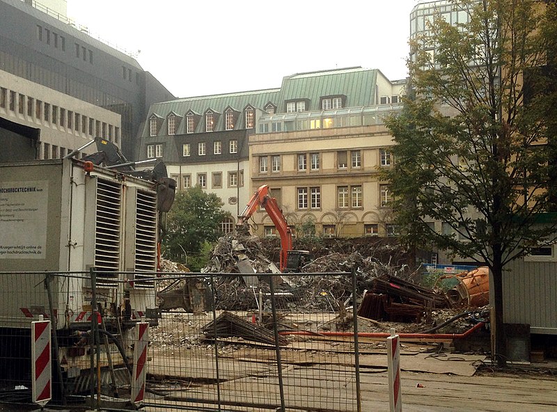 File:Breite Straße Baustelle Kö-Quartier, Sicht auf Rückseite Kö 47, 49, 51, Düsseldorf, November 2017.jpg