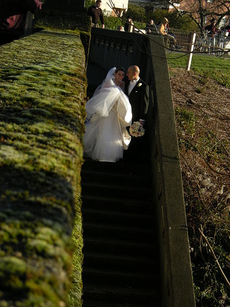 File:Bride & groom - West Queen Anne Walls - Seattle 01.jpg