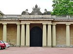 Buckingham Sarayı ön avlusunun kuzey ekranı, bahçelere açılan kapı