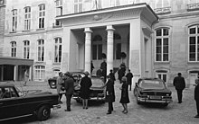 Initiation of the West German Embassy at the Hotel Beauharnais in Paris, 1968 Bundesarchiv B 145 Bild-F026336-0020, Paris, Empfang Einweihung Deutsche Botschaft.jpg