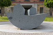 Deutsch: Granitskulptur vor dem Lastenausgleichsarchiv des Bundesarchivs in Bayreuth English: Sculpture in front of the Bundesarchiv (federal archives) in Bayreuth