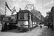 延伸記念の装飾に包まれた電車（1929年撮影）