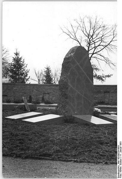 File:Bundesarchiv Bild 183-09228-0001, Berlin-Friedrichsfelde, Zentralfriedhof, Mahnmal für Liebknecht, Luxemburg.jpg