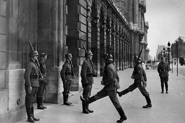 German soldiers goose stepping at changing of the guard at the Hôtel Crillon on the Place de la Concorde, October 1940 (Bundesarchiv)