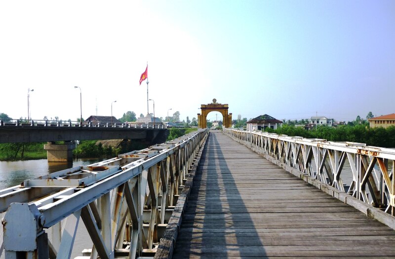 File:Cầu Hiền Lương (nhìn từ bờ Nam).JPG