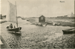 Rauman kanaalin meren puoleiselta osalta 1900-1920. Oikeassa reunassa Rauman merikoulun rakennus, valmistunut 1900.